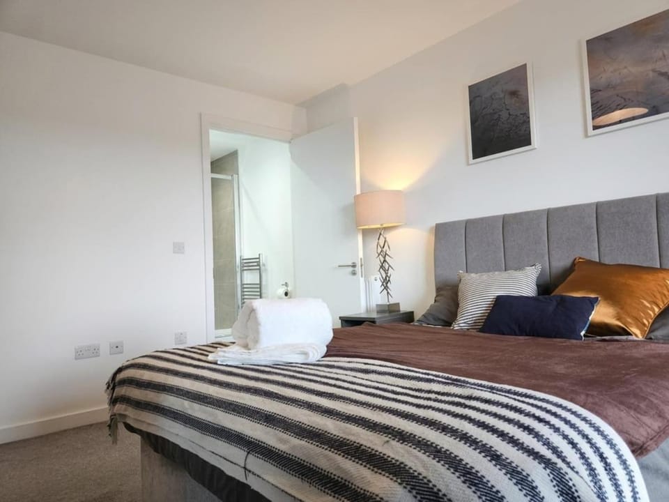 Discounted Long Term Stylish 3Bed City & Wembley Apartment in London Borough of Ealing