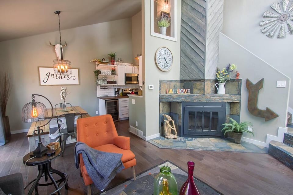 Rustic-Modern Townhome B - Ivy Wild Downtown House in Colorado Springs