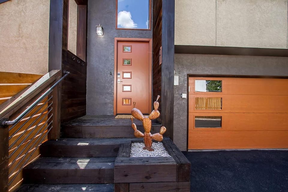 Rustic-Modern Townhome B - Ivy Wild Downtown House in Colorado Springs