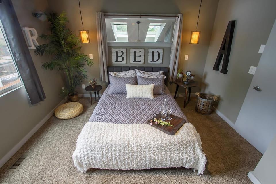 Rustic-Modern Townhome B - Ivy Wild Downtown House in Colorado Springs