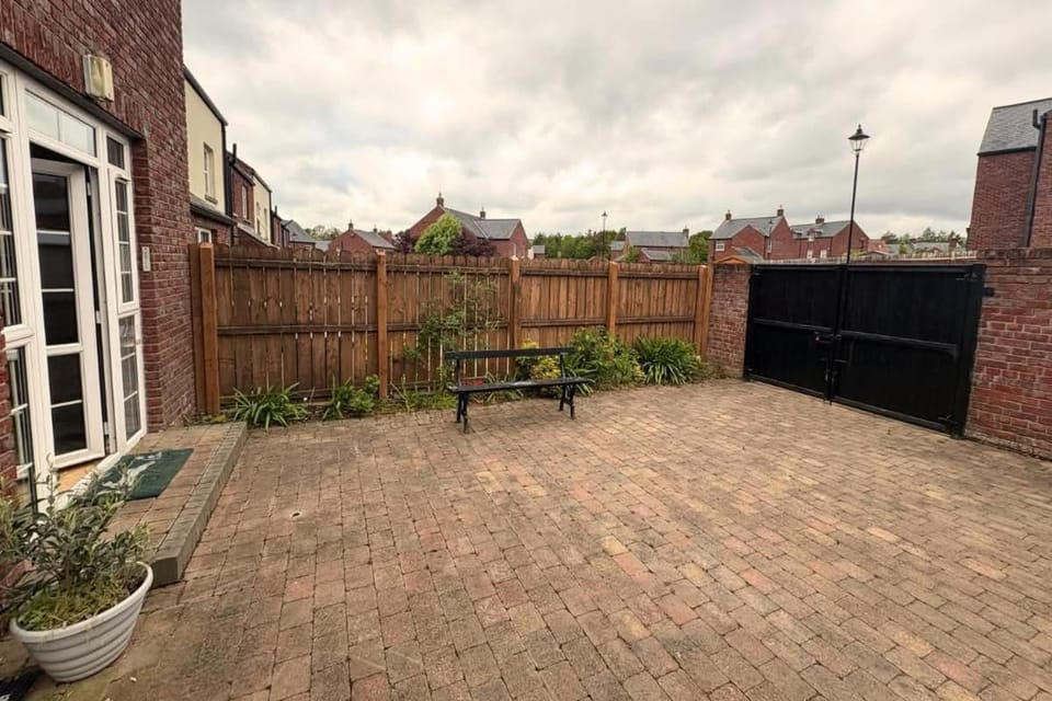 Charming Lisburn Flat with private parking Apartment in Lisburn