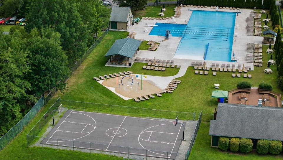 Bluewood Escape, Sauna, Hot Tub, Game Room Chalet in Coolbaugh Township