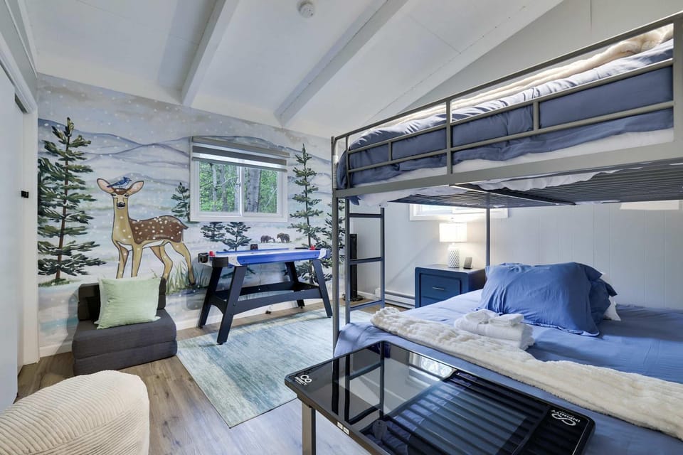 Bluewood Escape at Pocono Farms Sauna Hot Tub Chalet in Coolbaugh Township