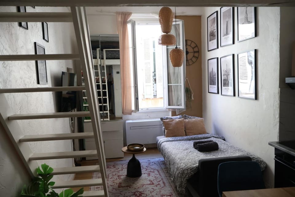 Bed, Living room