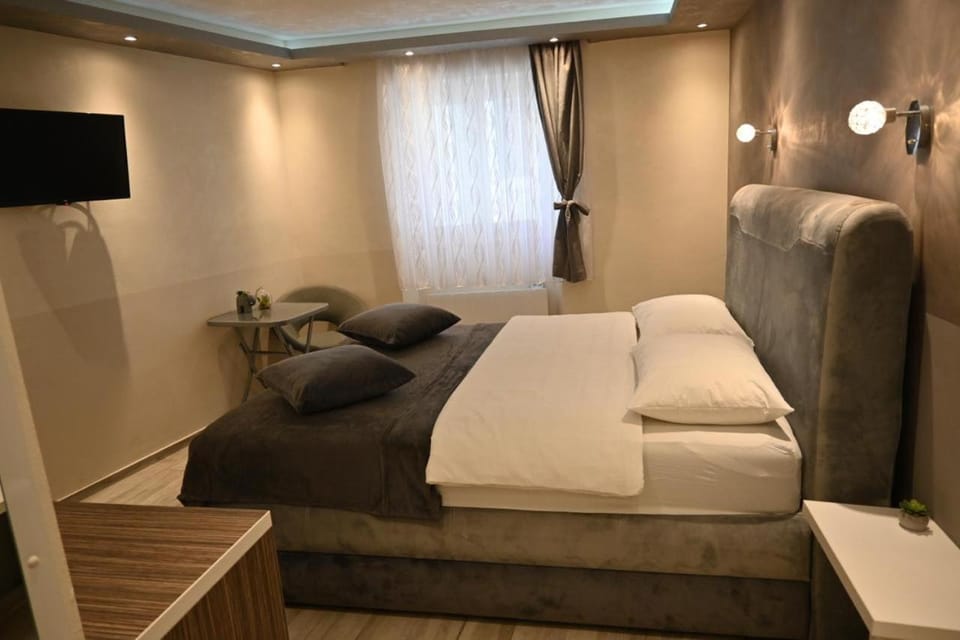 Bed, TV and multimedia, Bedroom