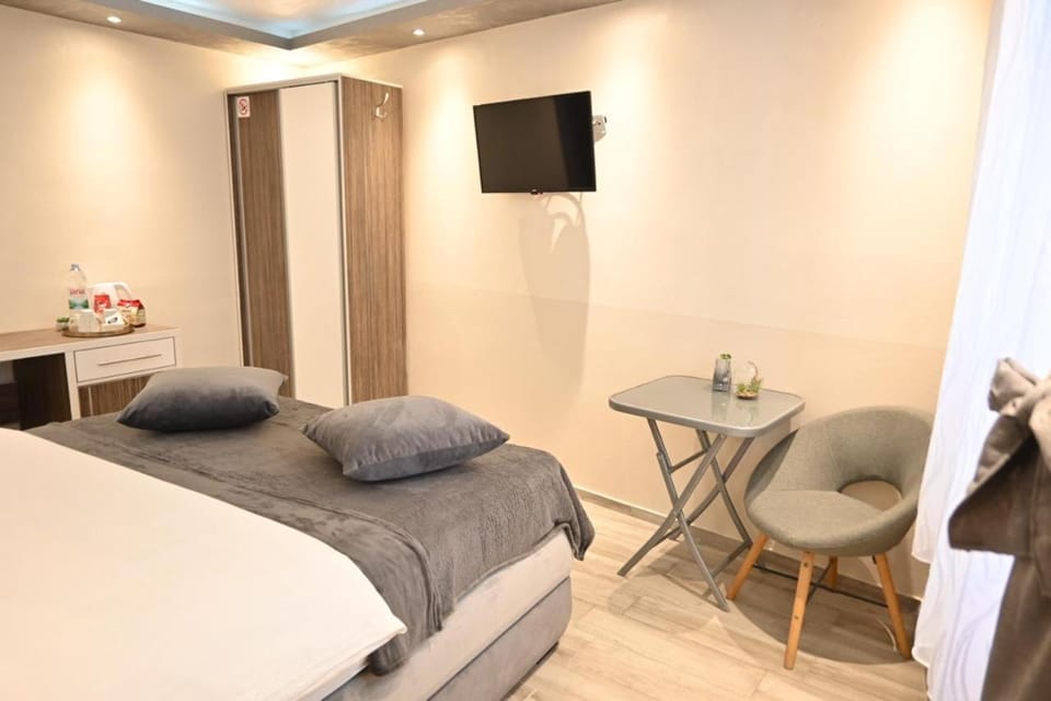 Bed, TV and multimedia, Photo of the whole room, Bedroom