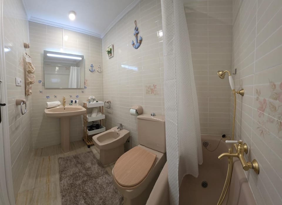 Shower, Toilet, Bathroom, Bath, bidet, towels
