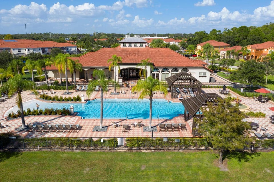 Stylish 4BR Townhome - Private Pool BBQ & Near Disney House in Kissimmee