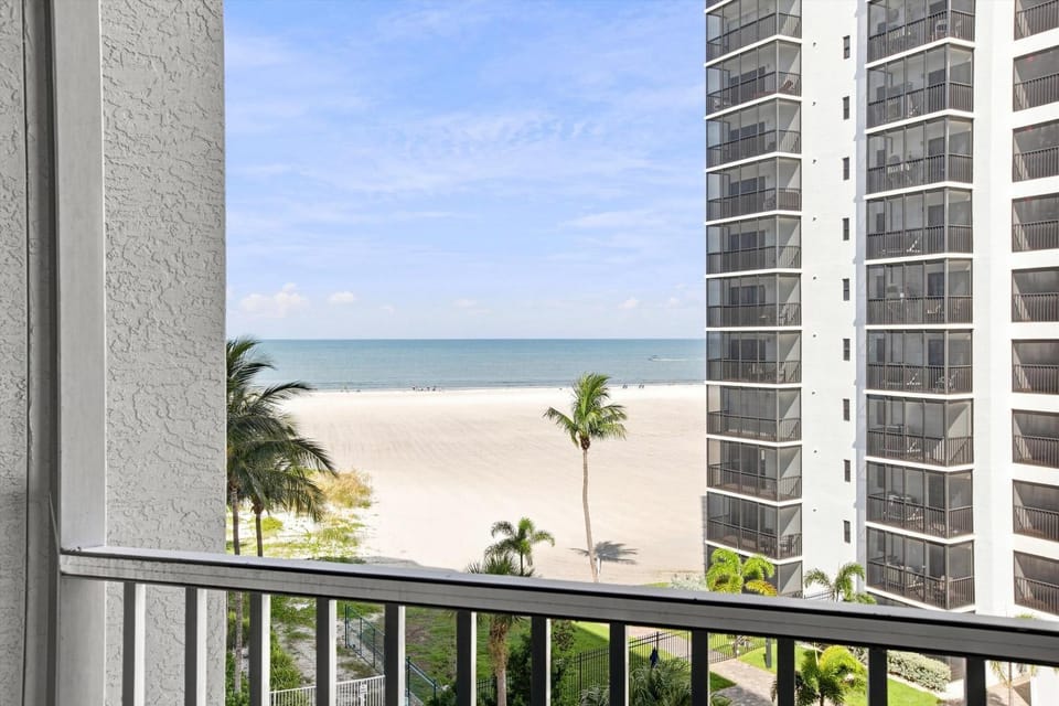 Beachfront Bliss Cozy Condo with Patio Pool & Stunning Views House in Estero Island