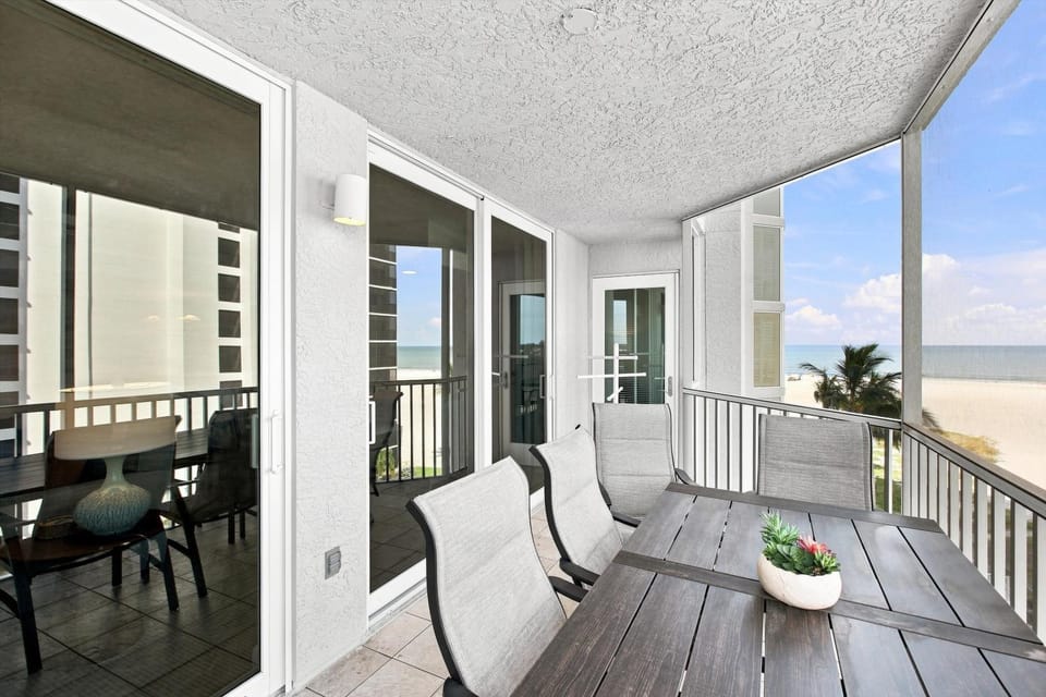 Beachfront Bliss Cozy Condo with Patio Pool & Stunning Views House in Estero Island