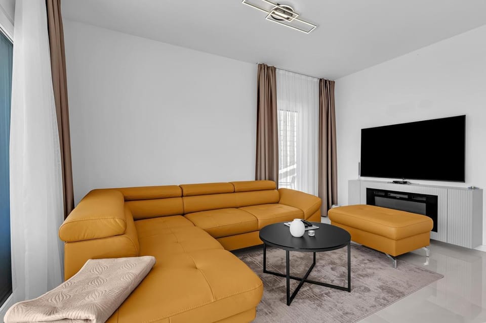 Communal lounge/ TV room, TV and multimedia, Living room, Seating area, Evening entertainment