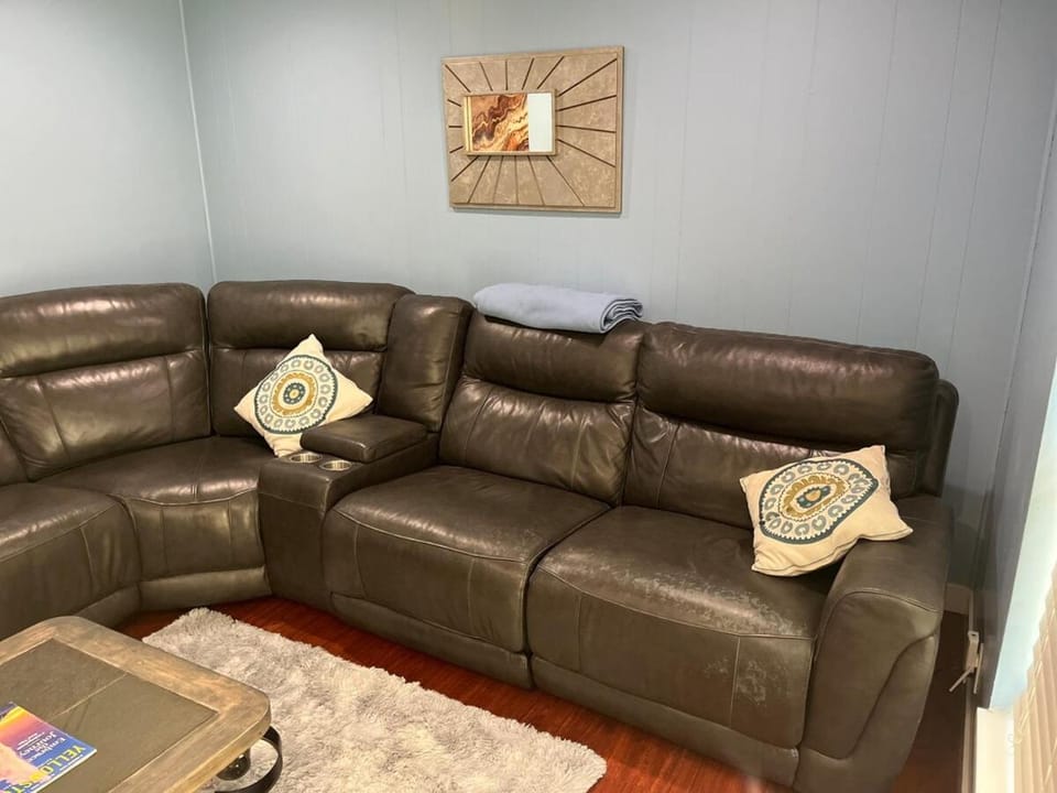 2 Bedroom Dogs okay, Quiet, Cosy Min to Mountains House in West Valley City