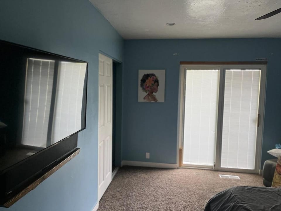 2 Bedroom Dogs okay, Quiet, Cosy Min to Mountains House in West Valley City