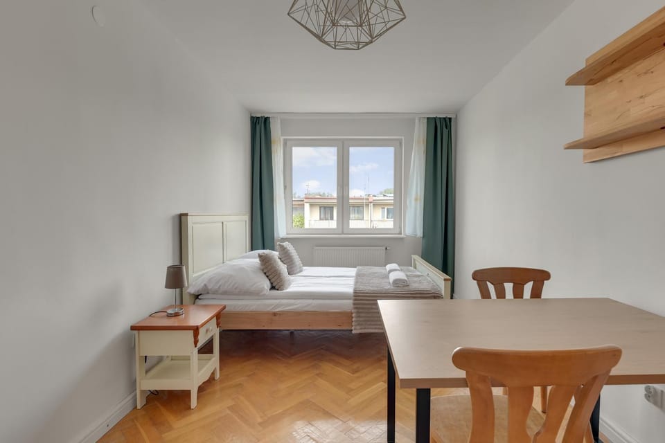 Bed, Photo of the whole room, Seating area, Dining area, Bedroom