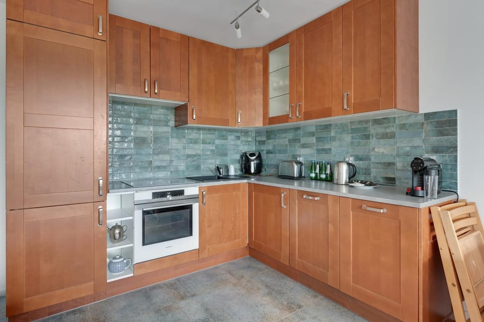Coffee/tea facilities, Kitchen or kitchenette, dishwasher, stove