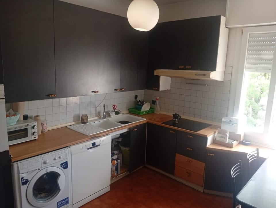 Kitchen or kitchenette, dishwasher, oven, toaster, washing machine