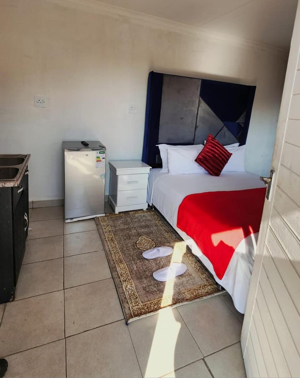 Bed, Kitchen or kitchenette, Bedroom