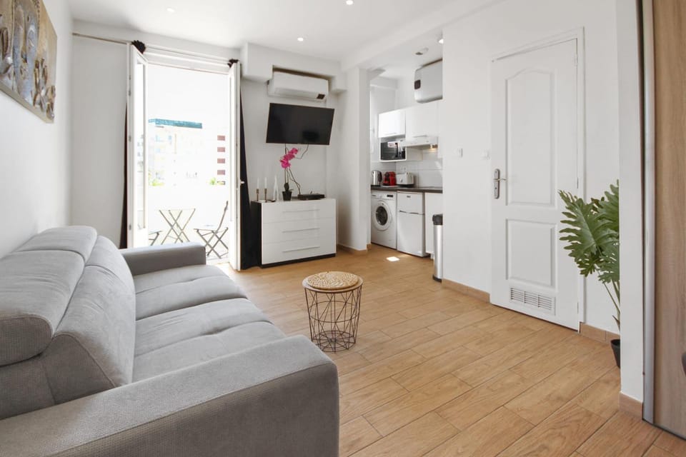 La Pinède - City centre - Beach - AC - Wi-Fi Apartment in Antibes