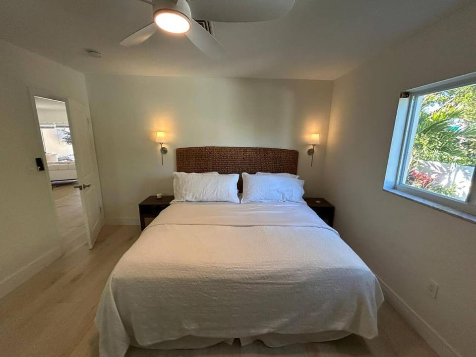 Bed, Bedroom, Garden view