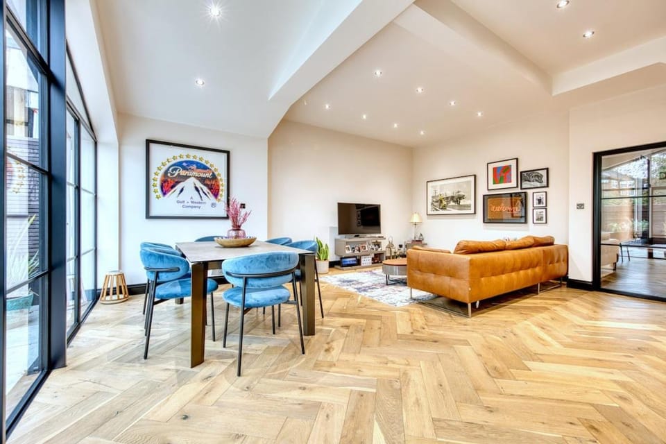 Luxury Family Home • Woodford • Near Station Villa in London