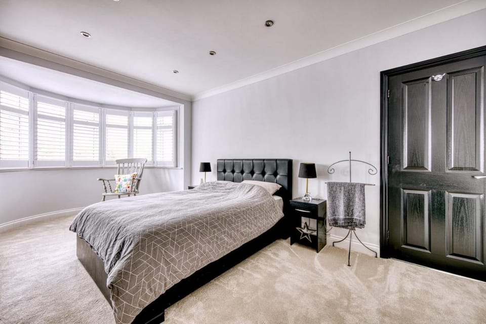 Luxury Family Home • Woodford • Near Station Villa in London