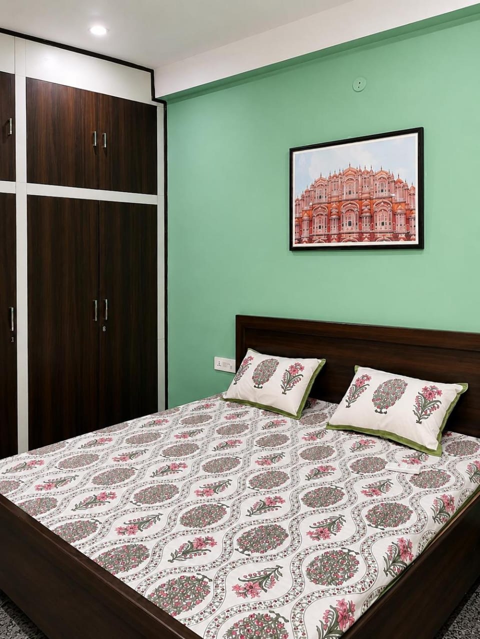 Pink City Stay Near Metro Station, Railway Station and Old City Apartment in Jaipur