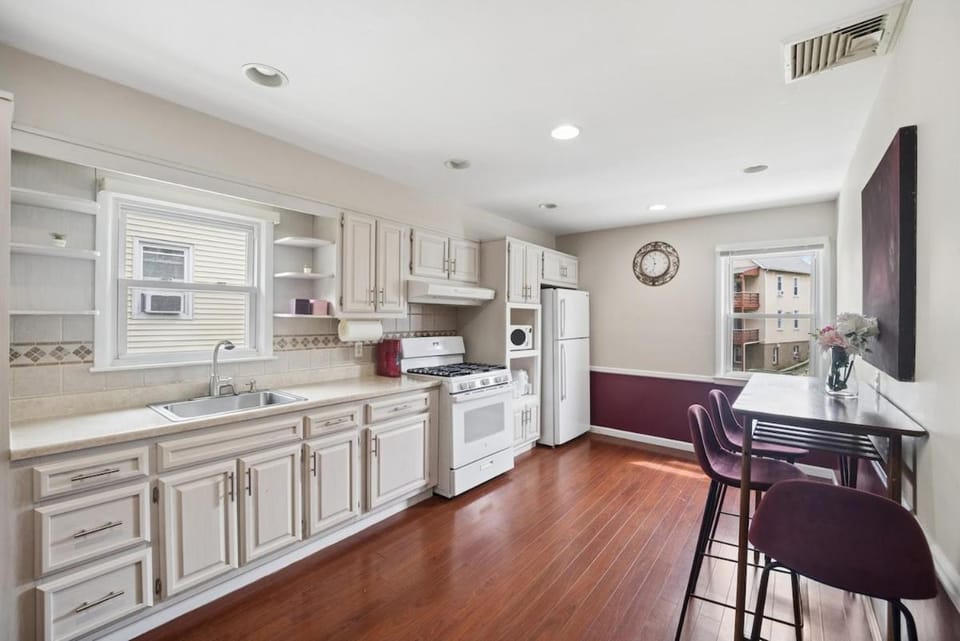 Retro 3BR Walkup Apt and Shared Yard and Parking Apartment in Mount Vernon