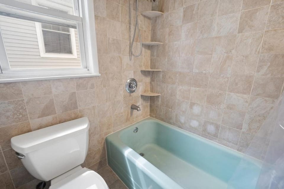 Retro 3BR Walkup Apt and Shared Yard and Parking Apartment in Mount Vernon