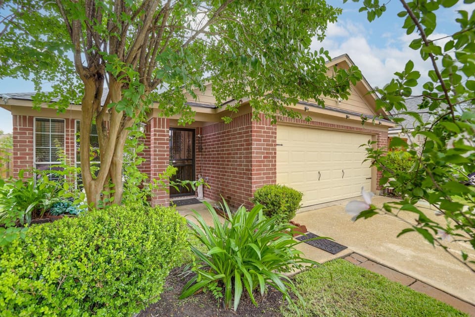 4 Mi to Lake Houston! Single-Level Home w/ Yard House in Houston