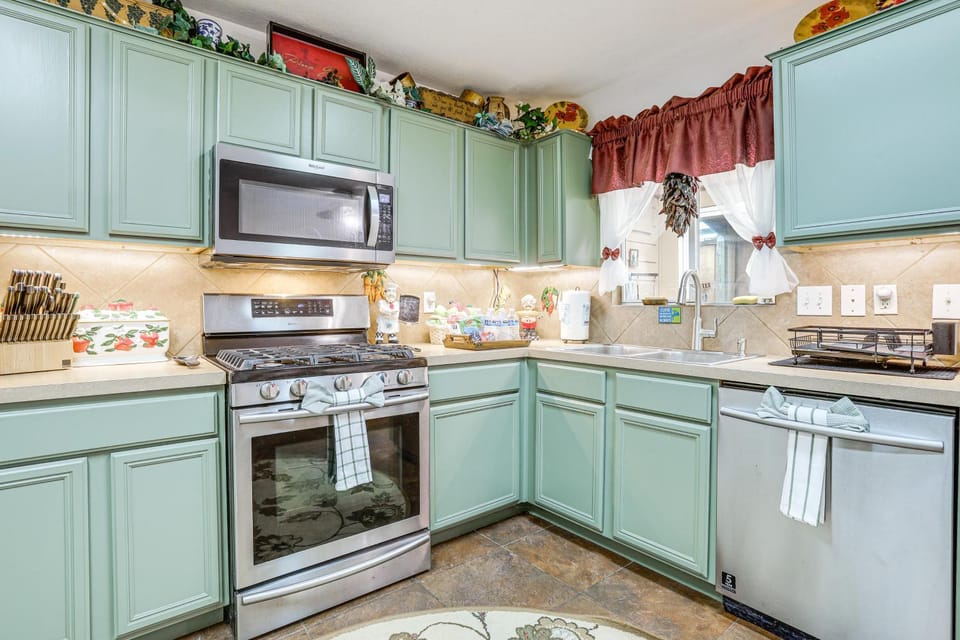 4 Mi to Lake Houston! Single-Level Home w/ Yard House in Houston