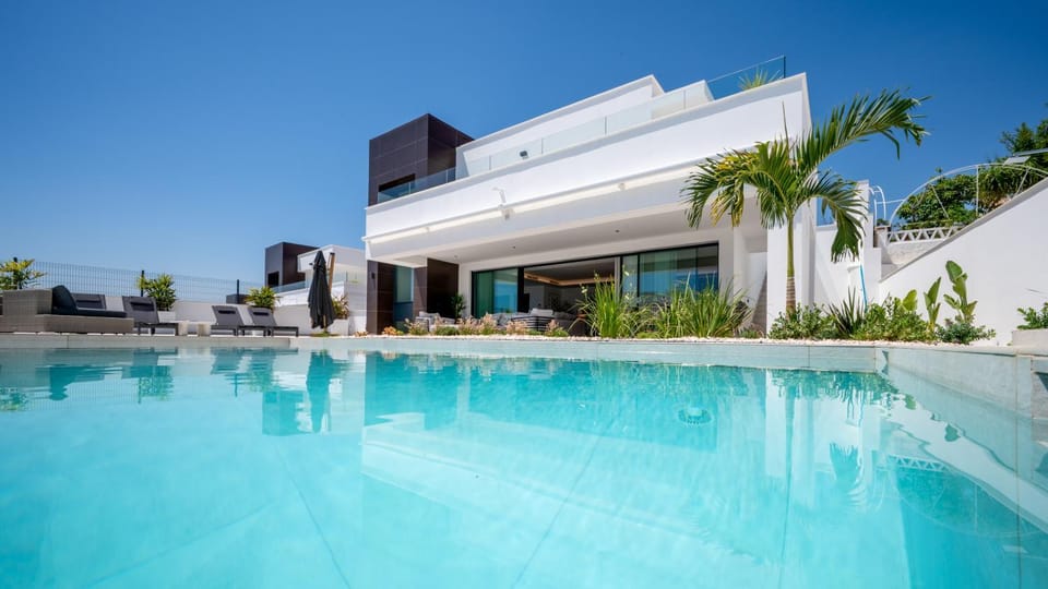 Property building, Garden, Swimming pool