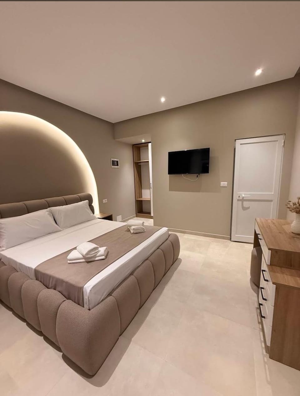 Bed, Photo of the whole room, Bedroom, wardrobe