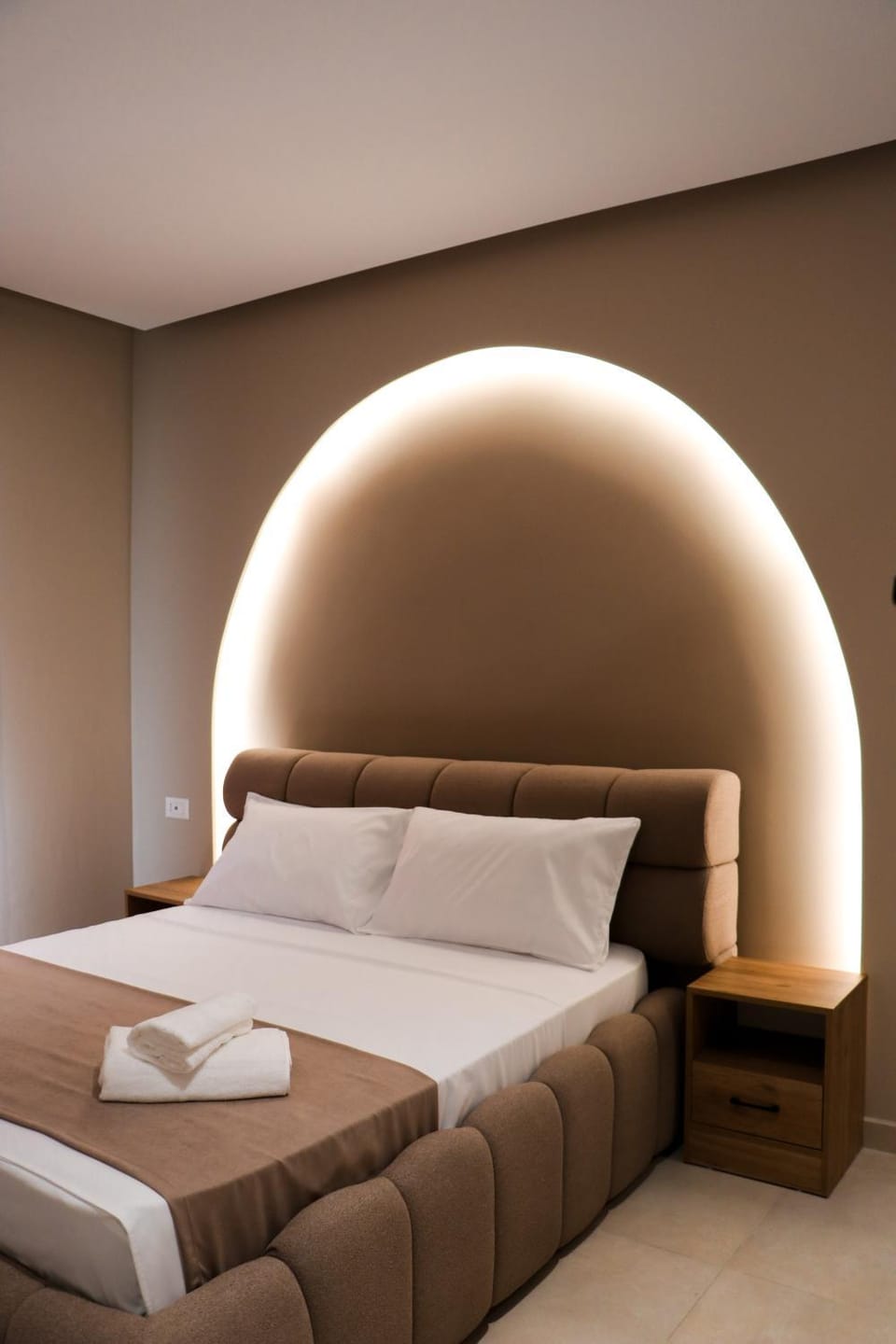 Bed, Bedroom, towels
