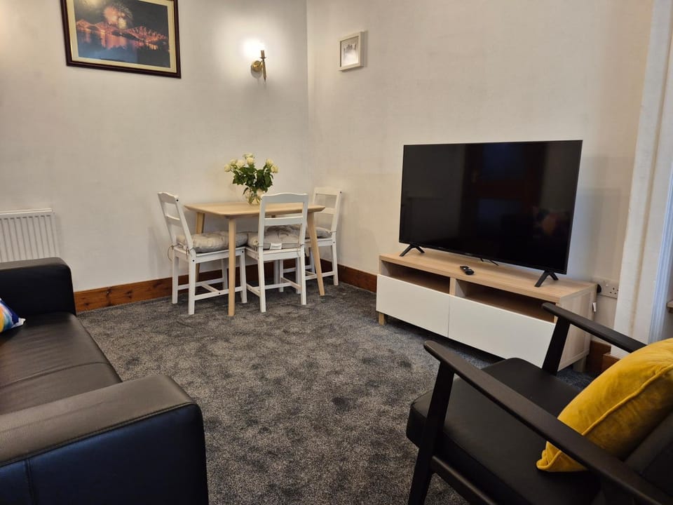 TV and multimedia, Living room, Seating area, Dining area