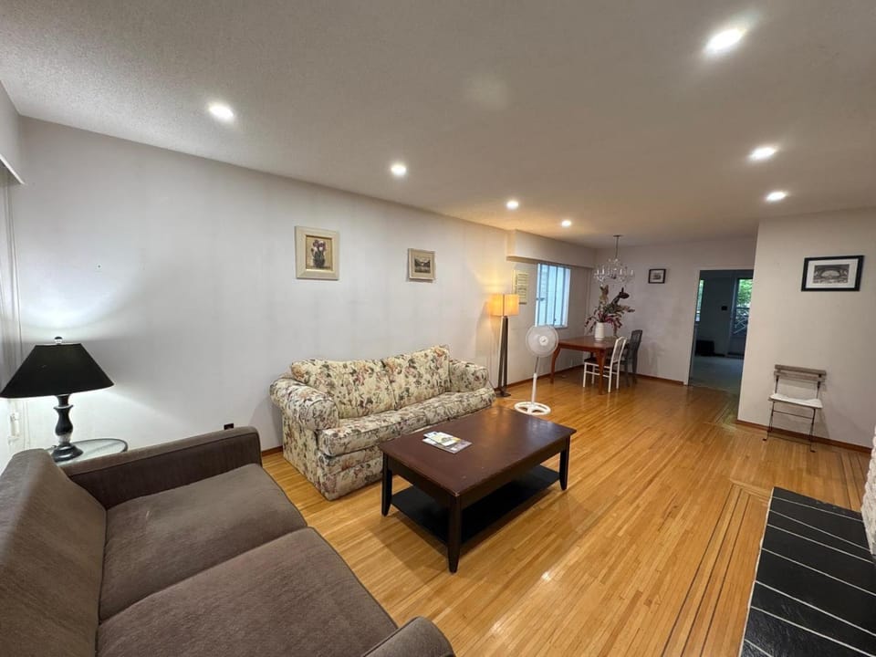 Metro Vancouver Modern Room - 30 Min to FIFA Stadium - Easy Transit & Free Parking Vacation rental in Surrey