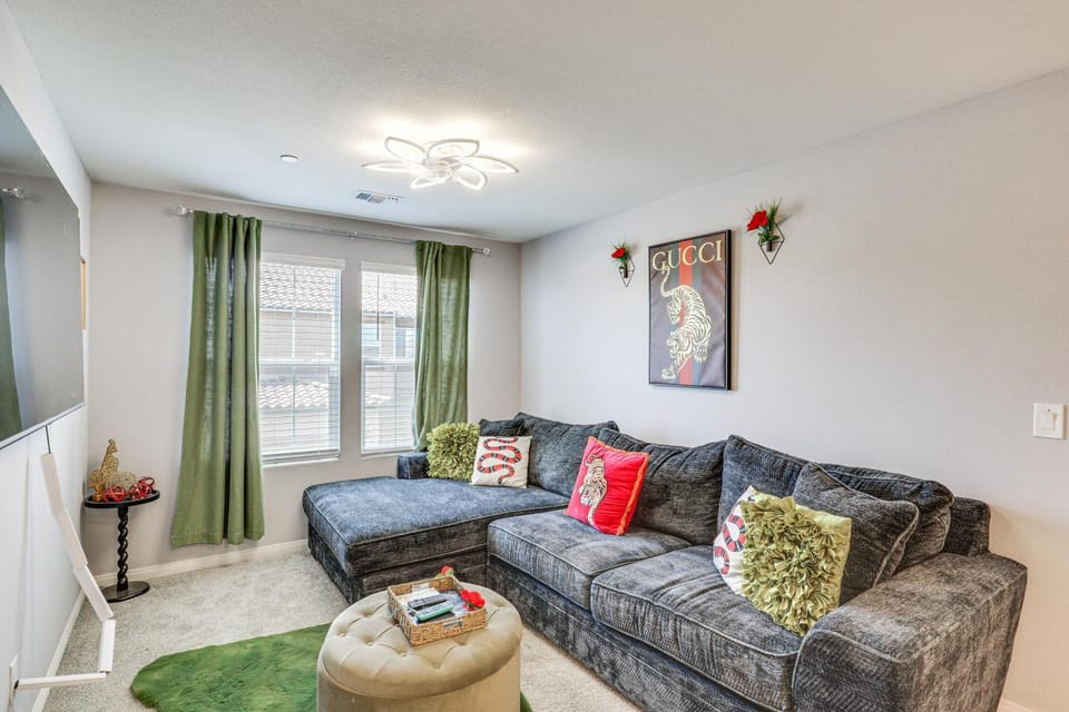 Quick Access to the Las Vegas Strip! Spacious Home House in Henderson