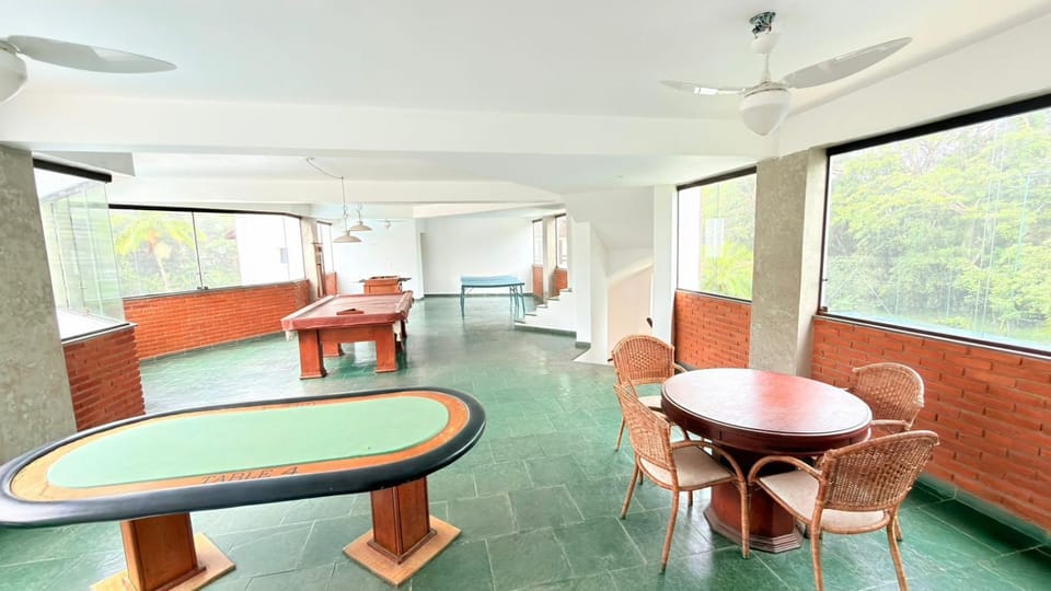 Billiard, Game Room