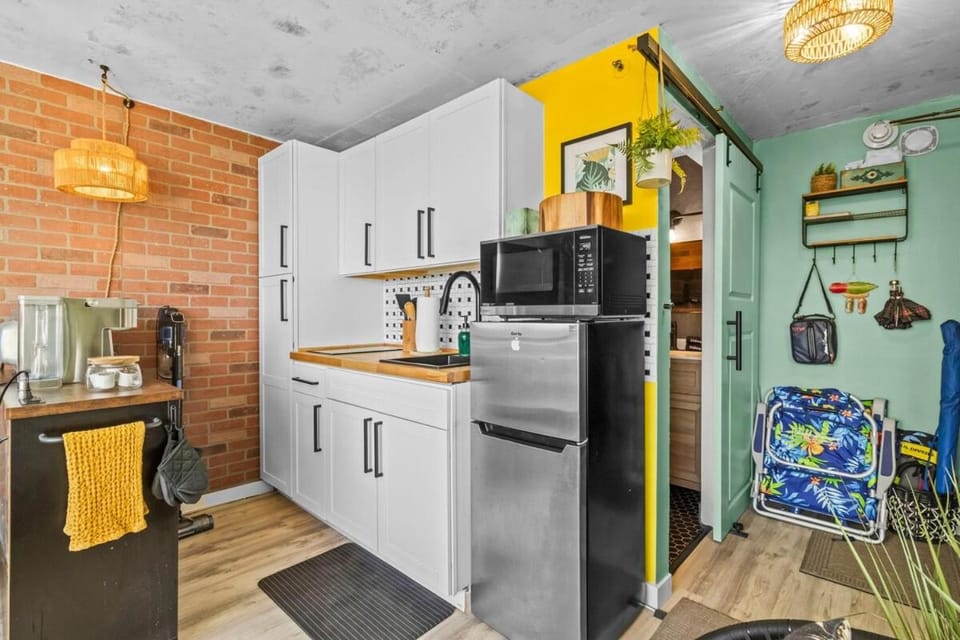 Oceanview Fresh Aloha Vibes Studio Apartment in McCully-Moiliili