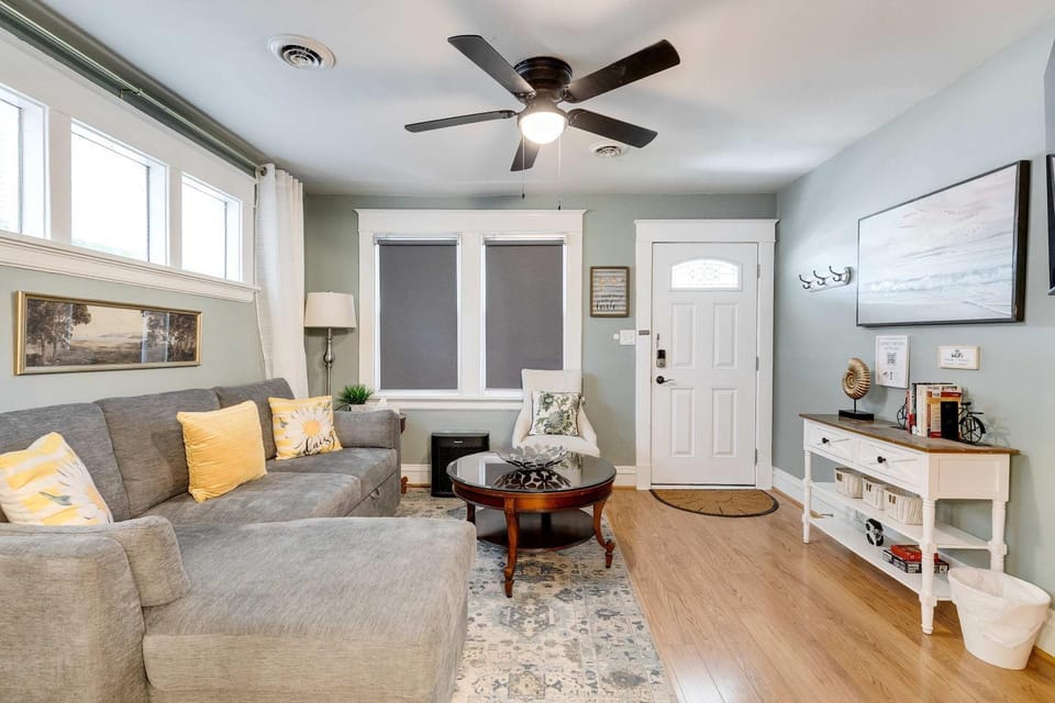 The Urban Cottage 4BR Private Family Retreat Free Parking fully fenced yard House in Richmond