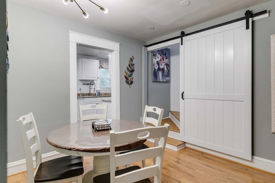 The Urban Cottage 4BR Private Family Retreat Free Parking fully fenced yard House in Richmond