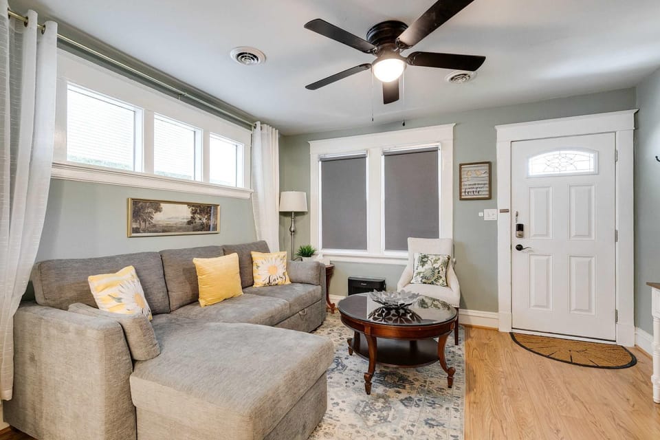 The Urban Cottage 4BR Private Family Retreat Free Parking fully fenced yard House in Richmond
