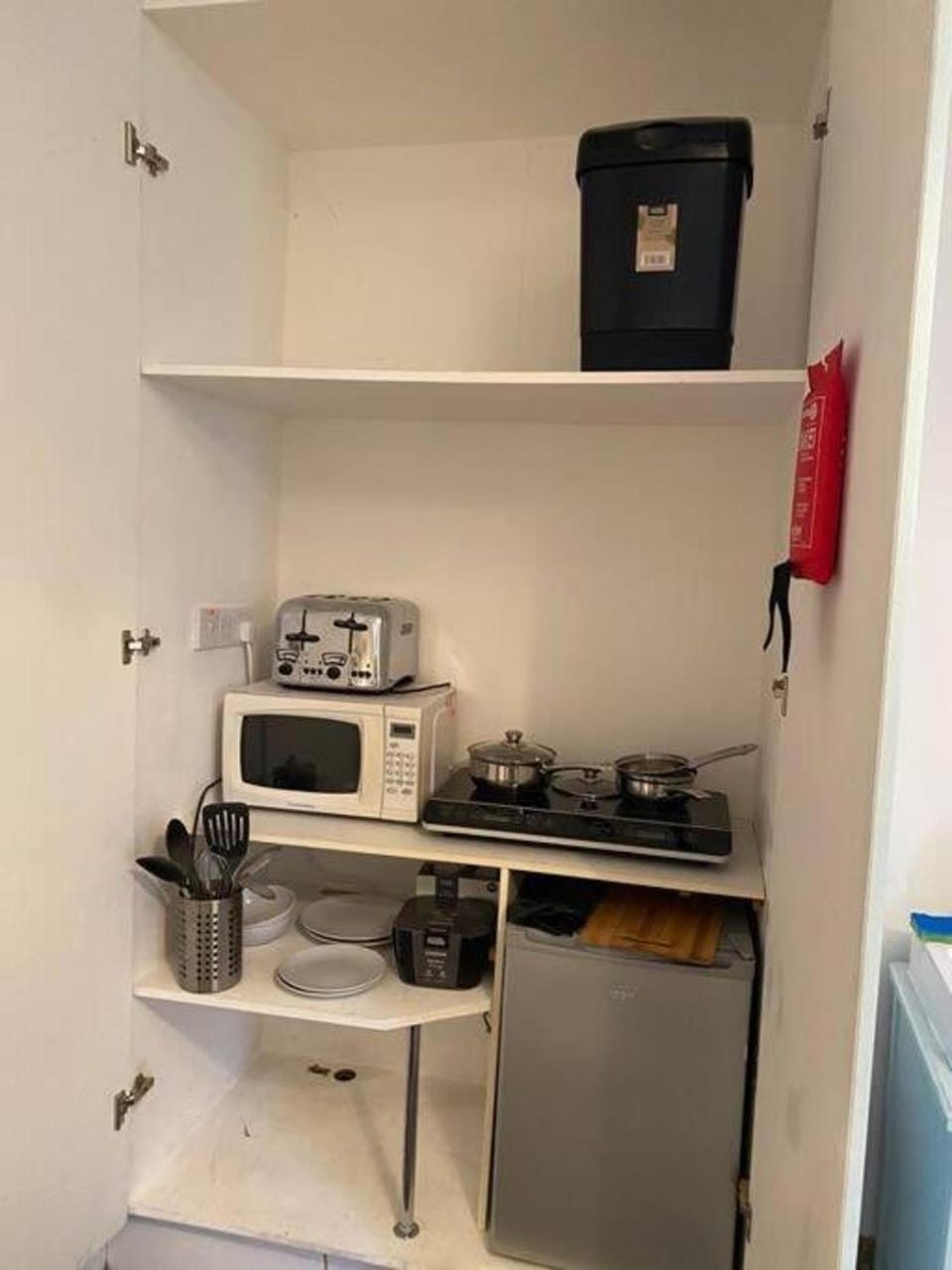 Kitchen or kitchenette, microwave, minibar