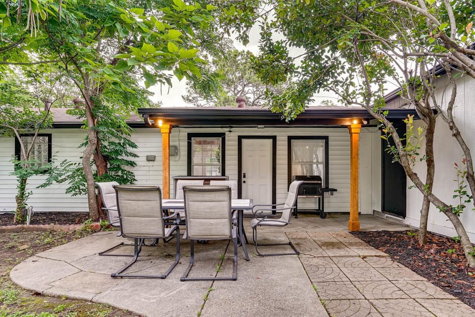 < 2 Mi to Dallas Stadium! Work & Play Base w/ Yard House in Arlington