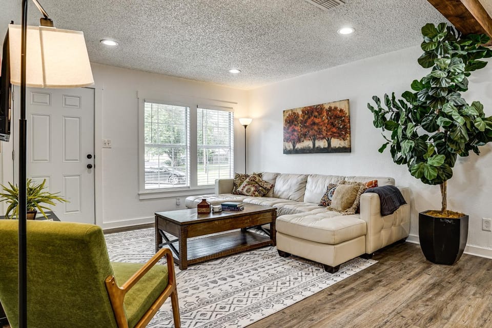 < 2 Mi to Dallas Stadium! Work & Play Base w/ Yard House in Arlington
