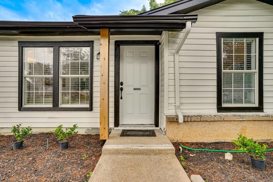 < 2 Mi to Dallas Stadium! Work & Play Base w/ Yard House in Arlington