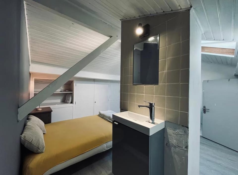 Chambre de grenier chez L habitant Vacation rental in Nouvelle-Aquitaine