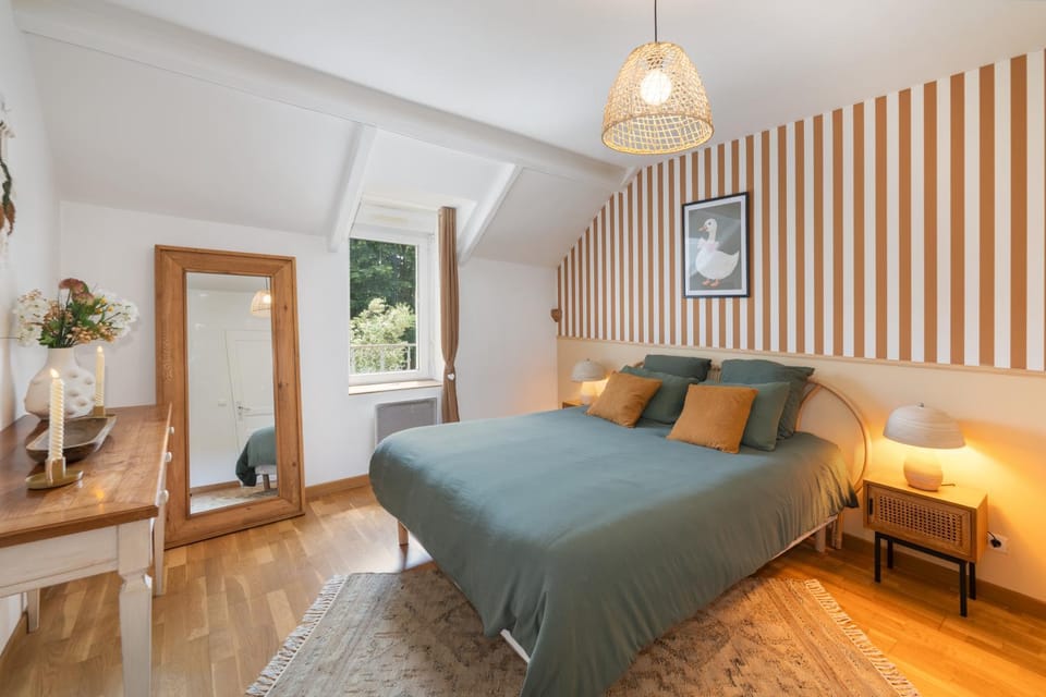 Bed, Bedroom, Garden view