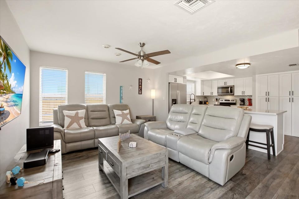 Naples House with Full Kitchen & Patio - Perfect for Families House in Naples Park