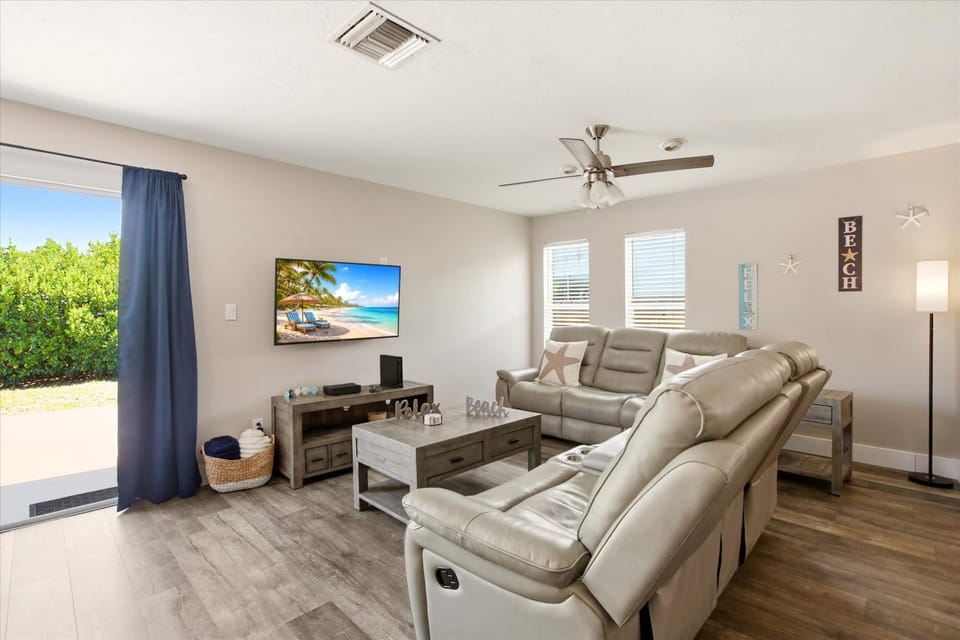 Naples House with Full Kitchen & Patio - Perfect for Families House in Naples Park