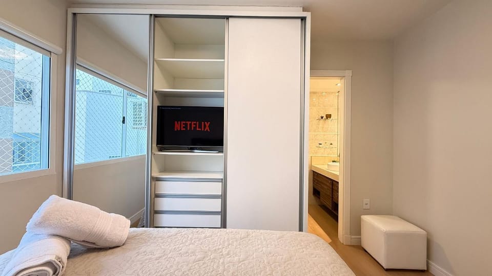 Bed, TV and multimedia, Photo of the whole room, Bedroom, wardrobe